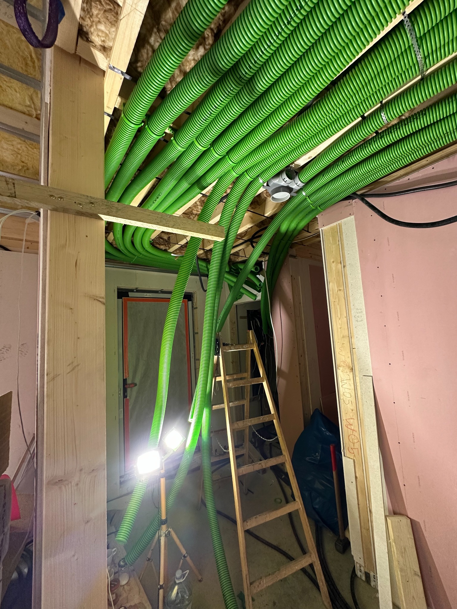Rozprowadzenie przewodów instalacji rekuperacji w budynku