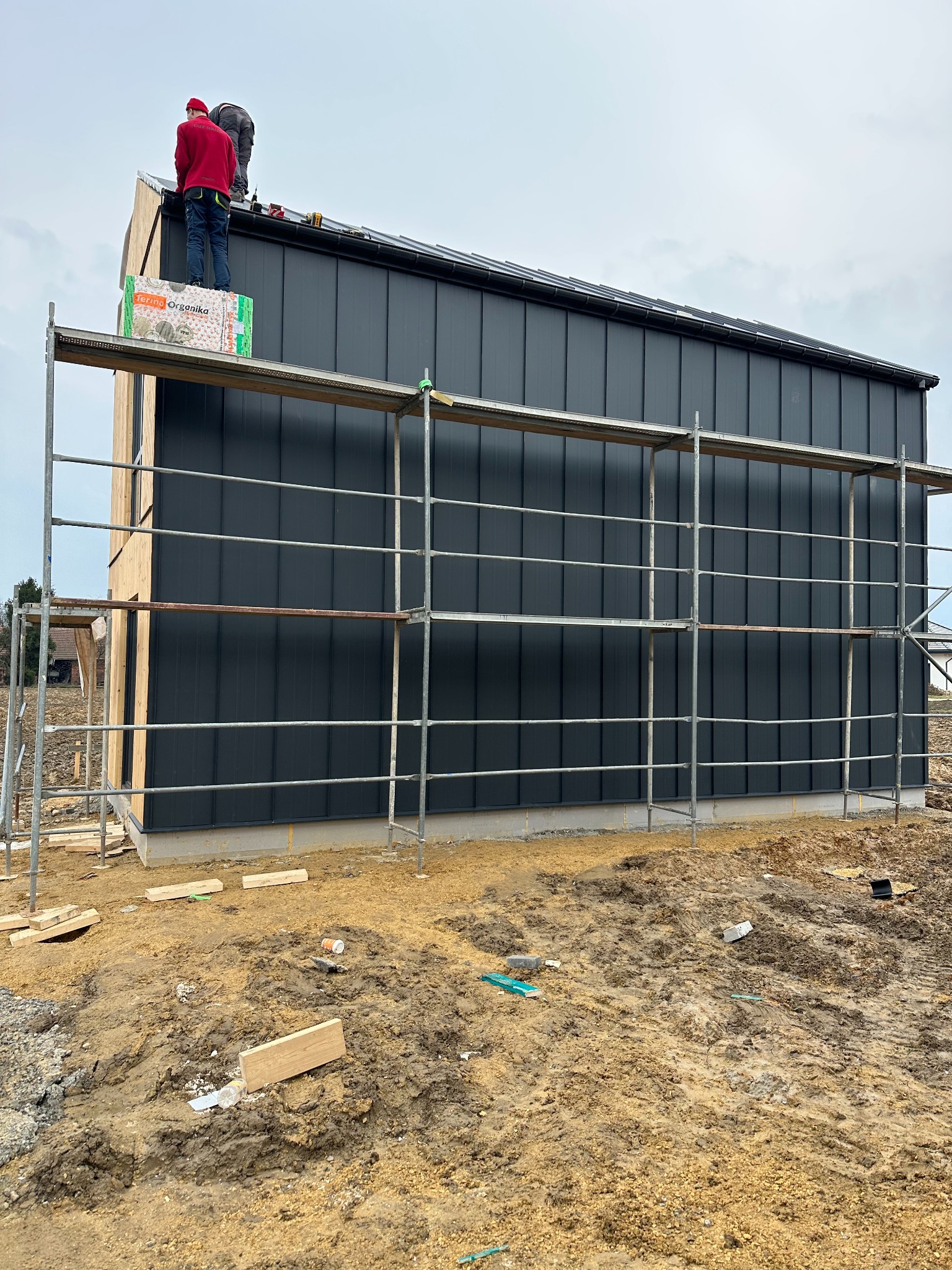 Montaż nowoczesnej elewacji zewnętrznej na budynku